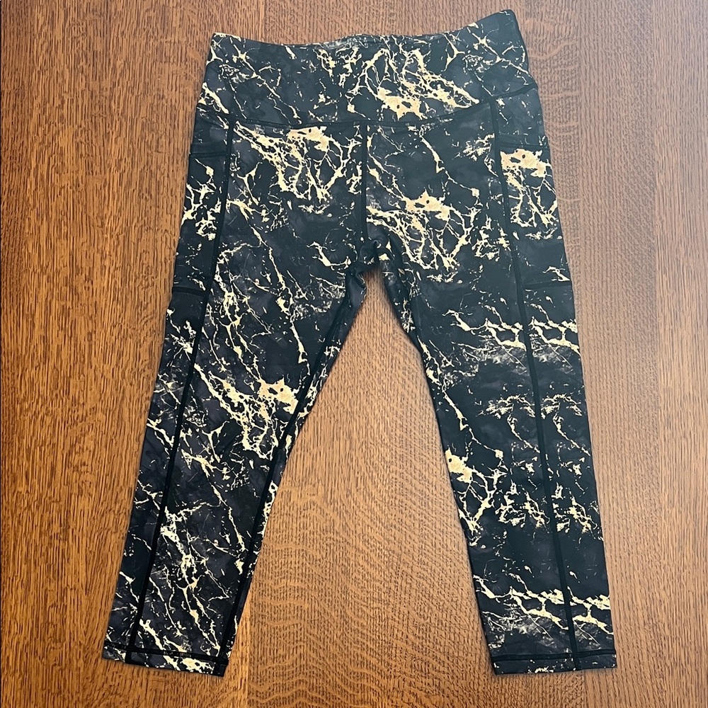 NWOT CVG Marble Print Capri Length Leggings